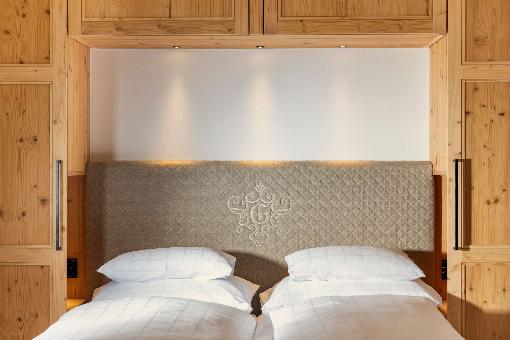 Bilder 1 bis 4: Neben dem Foyer wurden auch der Restaurant-Bereich und die Zi...